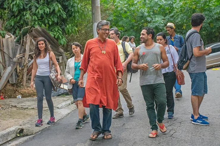 Claudio Miranda e Manish Jain caminham pelas ruas do Jardim Nakamura em novembro de 2018