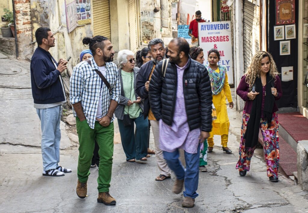 Caminhada da Sabedoria, guiada por Vishal Sing, é uma aula sobre as tradições, arte, espiritualidade e formas de viver sustentável na cidade