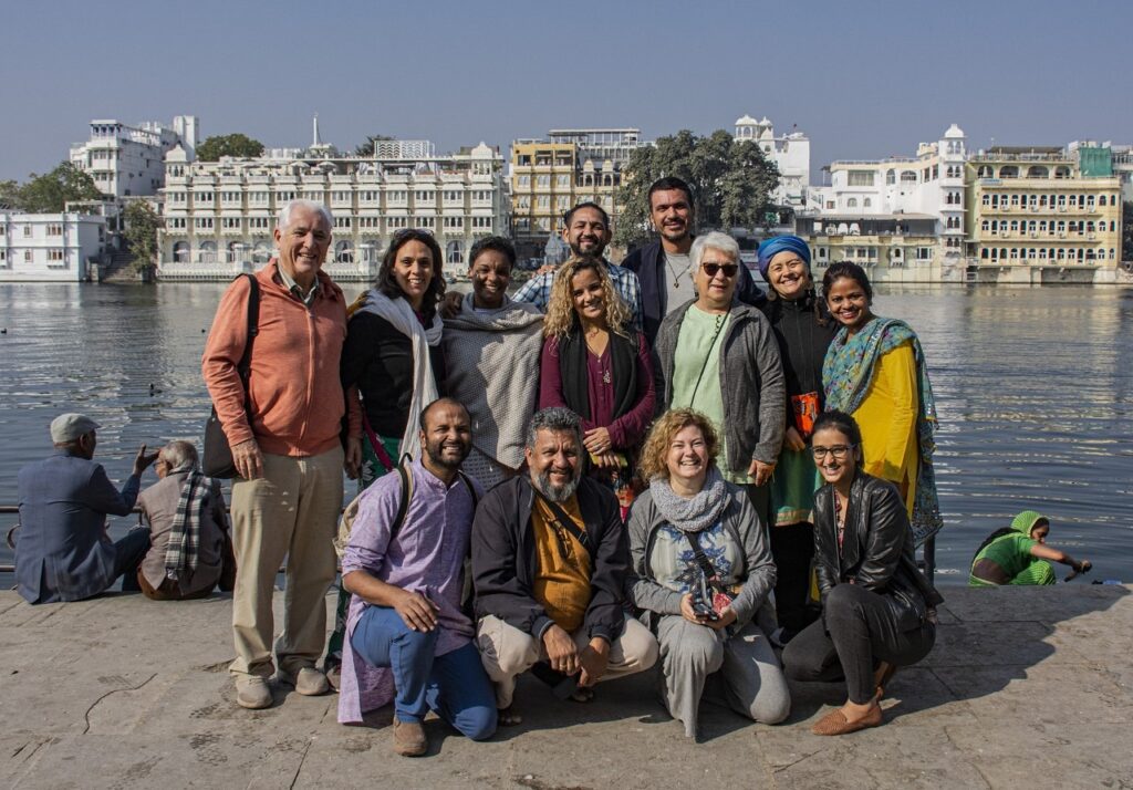 Grupo que participou da jornada Mestres das Kebradas na Índia em GANGAUR GHAT, no lago Pichola, em Udaipur