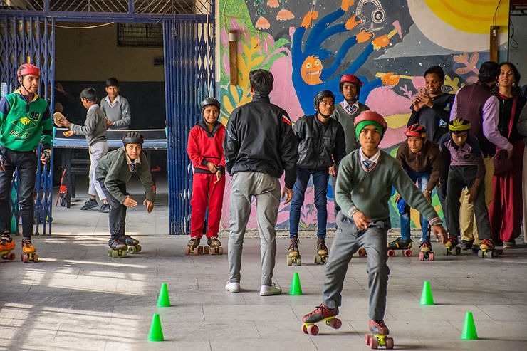 Jovens do Creativity Adda gastam energia e desenvolvem diferentes manobras de patins durante as tardes.