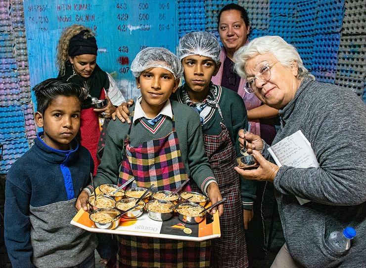 Jovens interessados em gastronomia convivem com chefs e entendem a vida real de um restaurante. Na foto, Eda Luiz, experimenta delícias preparadas pelos cozinheiros mirins.