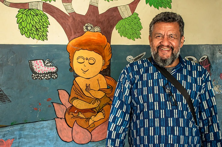 Hermes de Sousa, do Instituto Nua, ao lado de uma pintura do pequeno buda embaixo da árvore, se inspira com conversa com diretores sobre silêncio e meditação. 