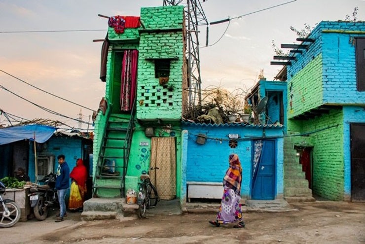 O colorido dos puxadinhos da favela Nandal Basti em Delhi chama atenção. Foto Haroldo Castro