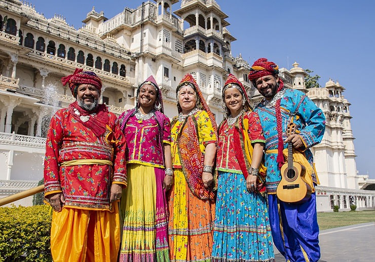 Da esquerda para a direita, o Maharana Hermes de Sousa, a Rainha Tina Gonçalves, a Rainha Mãe Eda Luiz, a princesa Elem Fernandes e o Maharana do samba Claudinho Miranda no castelo de Udaipur. 