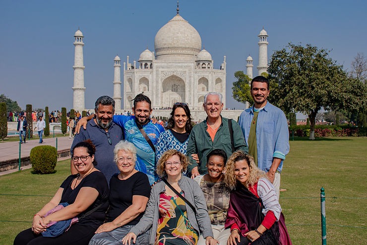 Da esquerda para direita, Hermes de Sousa, Claudinho Miranda, Gi Paulino, Haroldo Castro, Nelson Vilaronga, Suelen Brito, Eda Luiz, Suzana Nory, Tina Gonçalves e Elem Coelho, no Taj Mahal em Agra.