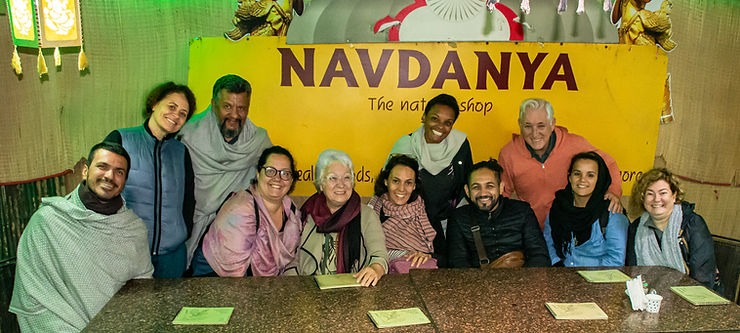 No café da Navdanya em Dili Haat grupo experimenta comida orgânica e com ingredientes que estavam desaparecendo da biodiversidade. Navdanya e o movimento criado pela ambientalista Vandana Shiva há mais de 30 anos para devolver aos agricultores o direito de plantar alimentos orgânicos.